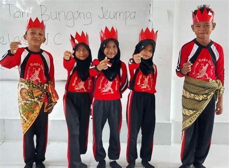 Lestarikan Budaya Indonesia Siswa Sdn 30 Mattirowalie Palopo Bawakan