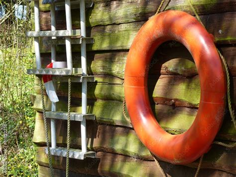 Rettungsring in leuchtendem Orange im Frühling bei Sonnenschein an