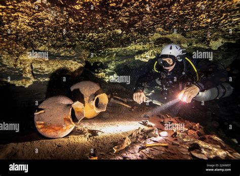 Underwater cave mexico skeleton hi-res stock photography and images - Alamy