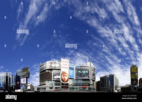 Toronto Downtown Dundas Square Stock Photo - Alamy