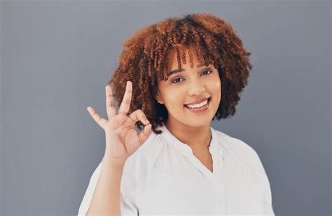 Satisfaction Parfaite Et Portrait D Une Femme Noire Avec Une Main