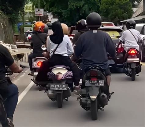 Aksi Baik Hati Driver Ojol Pinjamkan Helmnya Ke Seorang Wanita Gara