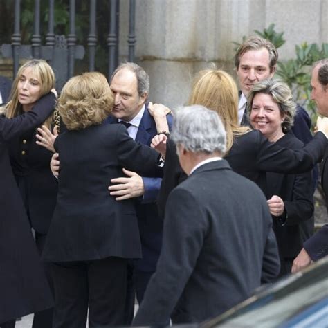 La Reina Sofía saluda a Juan Gómez Acebo y la Infanta Cristina saluda a