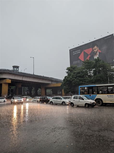 Bengaluru Rain ಉತ್ತಮ ಮಳೆಯಿಂದ ಹಲವು ರಸ್ತೆಗಳು ಜಲಾವೃತ ವಾತಾವರಣ ಫುಲ್ ಕೂಲ್