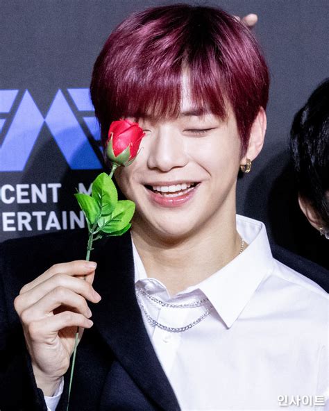 “꽃보다 예뻐”2018 Mama서 생일 맞이한 워너원 강다니엘 인사이트