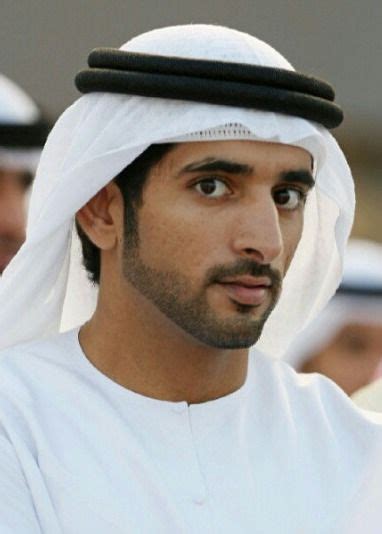 His Highness Sheikh Hamdan Bin Mohammad Bin Rashid Al Maktoum Poses De Fotografías Para