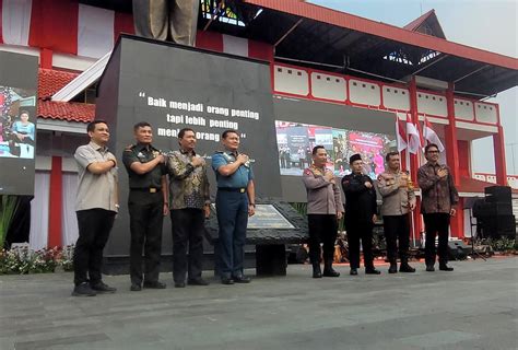 Kapolri Dan Panglima Tni Resmikan Monumen Jenderal Hoegeng Di Kota