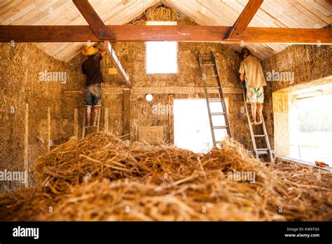 Straw bale house hi-res stock photography and images - Alamy