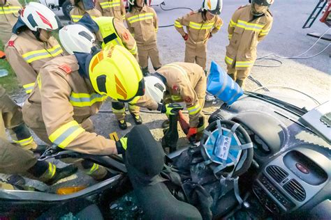 Übung mit dem hydraulischen Rettungsgerät Freiwillige Feuerwehr