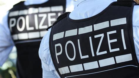 Reutlingen Mann Mit Waffe Gemeldet Polizei Durchsucht Rathaus Stern De