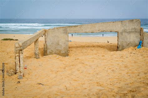 Ruines Sur Un Bord De Mer Envahi Par Le Sable Stock Photo Adobe Stock