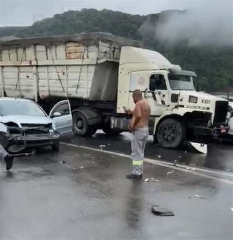 Colis O Entre Caminh O E Sete Carros Interdita Trecho De Rodovia Em Sp