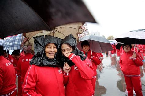 震撼 近2万大妈冒雨齐跳小苹果破世界纪录 组图 新闻 加拿大华人网 加拿大华人门户网站