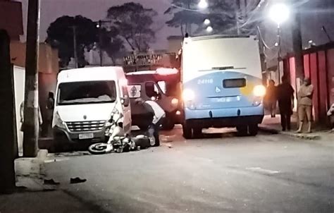 Motociclista Arremessado Contra O Para Brisa De Nibus Ap S Colidir