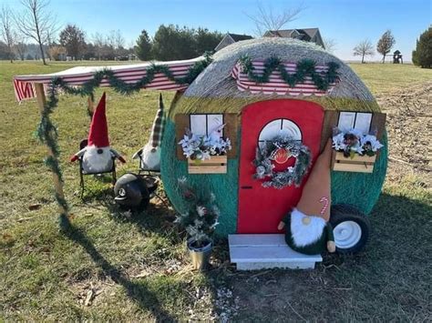 Pin by Tina Brannon on Painted hay bales | Hay bale decorations, Christmas tree farm, Hay bale decor