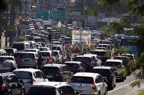 Kepadatan Jalur Wisata Puncak Bogor Jelang Libur Imlek Antara Foto