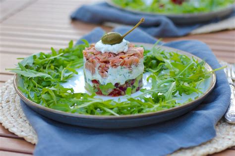 R Ucherlachs Tatar Gebettet Auf Avocado Tomaten Salsa Mit Meerrettich