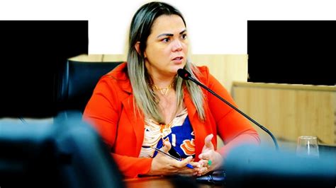 Cláudia de Jesus quer carga horária de assistentes sociais cumprida