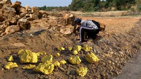 Diver Finds 150000 Of Gold Nuggets In Bedrock Crack Youtube