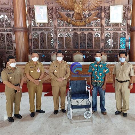 PENYERAHAN BANTUAN KURSI RODA BAGI ANAK PENYANDANG DISABILITAS