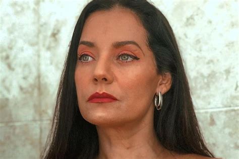 Musa dos anos 90 Mônica Carvalho aparece só de toalha no banheiro