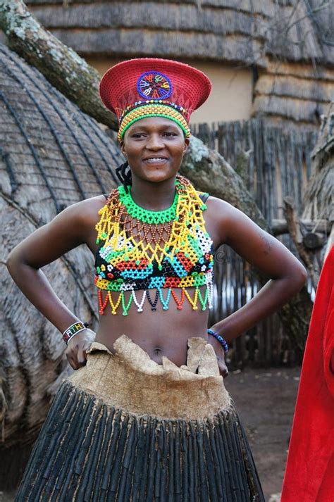 Zulu Frau Die Handgemachte Kleidung An Kulturellem Dorf Lesedi Trägt Redaktionelles Foto