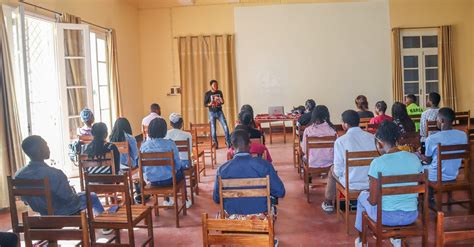 FormaÇÃo De Adolescente E Jovens Em MatÉria De ComunicaÇÃo Nas