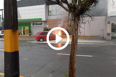 VÍDEO Carro pega fogo em rua movimentada de Joinville bombeiros foram