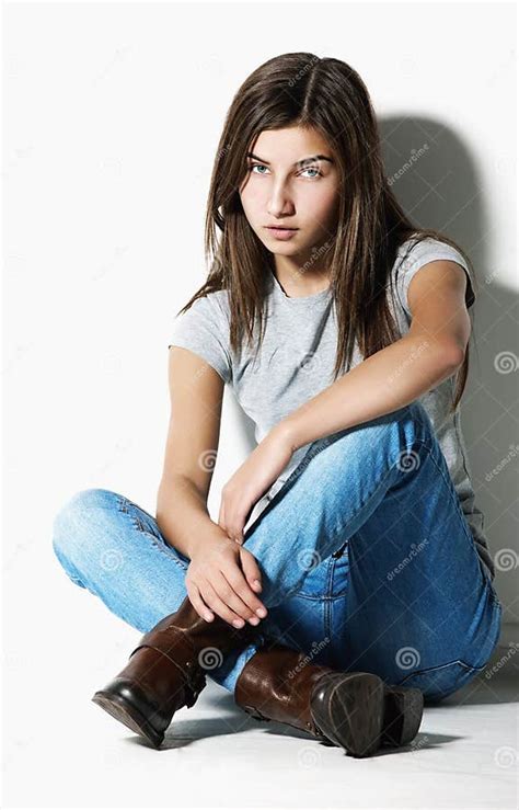 Belle Fille Dans Des Jeans Image Stock Image Du Jeans 61266357