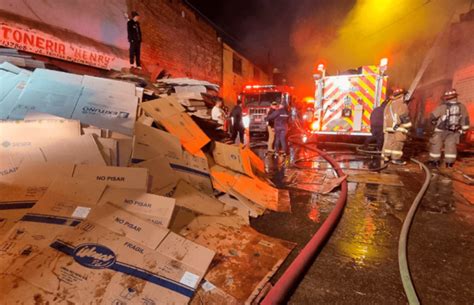 La Victoria más de 10 unidades de bomberos intentan controlar incendio