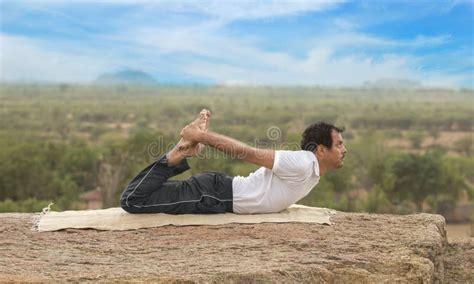 Actitud De La Yoga Del Vrksasana Del Mukha De Adho Foto De Archivo