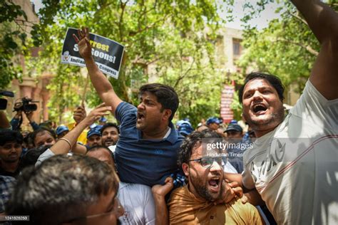 Members Of Indian Youth Congress Protests Against The Sfi Outfit