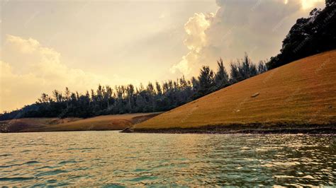 premium photo beautiful view  pykara lake ooty tamilnadu