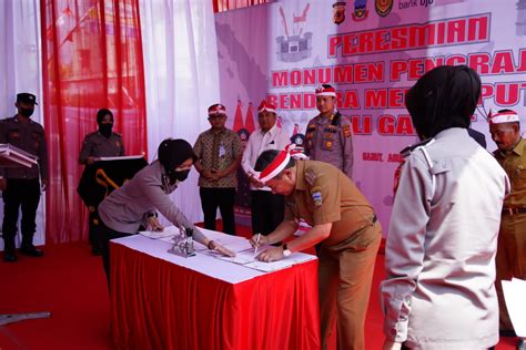 Pengrajin Bendera Merah Putih Asli Garut Diabadikan Dalam Sebuah