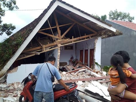 Rumah Warga Di Malang Dan Blitar Rusak Akibat Gempa Sr