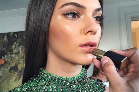 Kendall Jenner Makeup Tutorial 2020 - Yve-Style.com