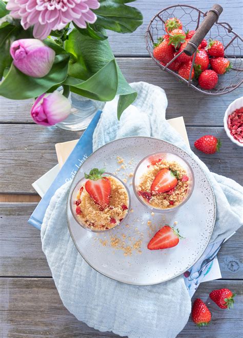 Einfaches Erdbeerdessert Im Glas Mit Joghurt Und Keksen