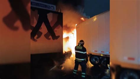 IMÁGENES FUERTES Se incendia tráiler luego de chocar contra estación