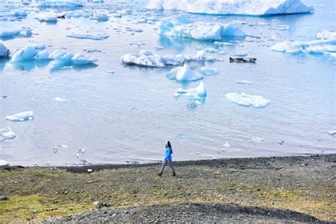 Turista De Viajes De Tierra Disfrutando De Vista De La Naturaleza