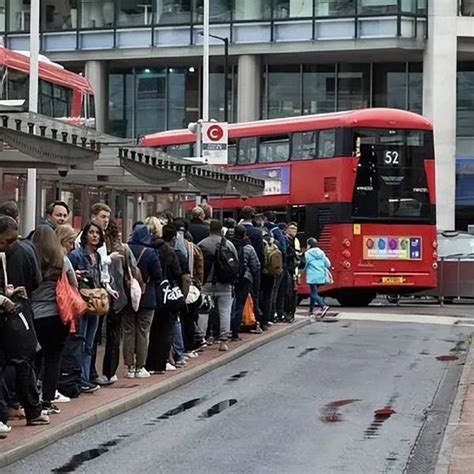 英国铁路员工举行33年来最大罢工