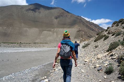 Les Touristes Marchent Le Long Des Banques De Kali Gandaki River