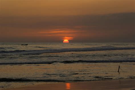 Ocean Waves Crashing on Shore during Sunset · Free Stock Photo