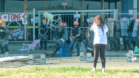 Manifestantes E Bm Entram Em Confronto Em Cachoeirinha Not Cias Rs