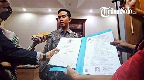 Gibran Tunjukkan Ijazah Aslinya Usai Gelarnya Dituding Palsu Dokter