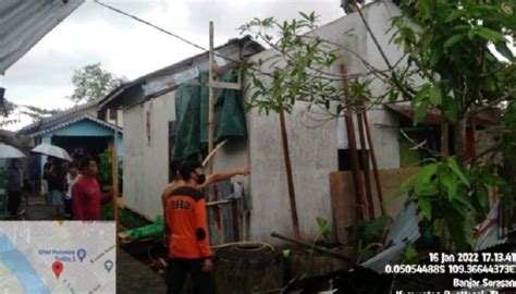 Korban Puting Beliung Di Pontianak Mulai Perbaiki Rumah Rusak