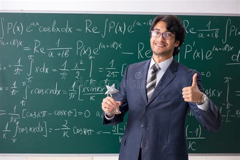 O Professor De Matem Tica Masculino Novo Na Sala De Aula Foto De Stock