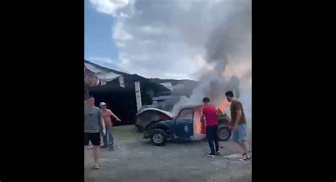 VÍDEO Fusca pega fogo no bairro Iririú em Joinville