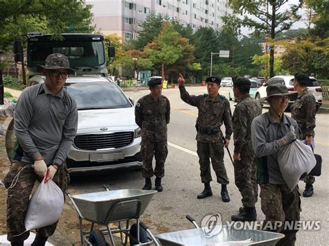 태풍 피해 복구에 나선 육군 장병들 연합뉴스