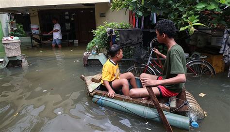 Rt Di Jakarta Terendam Banjir Akibat Hujan Deras Orang Mengungsi