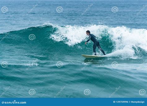 Practicar Surf Las Ondas Foto De Archivo Imagen De Surfboard 129759996